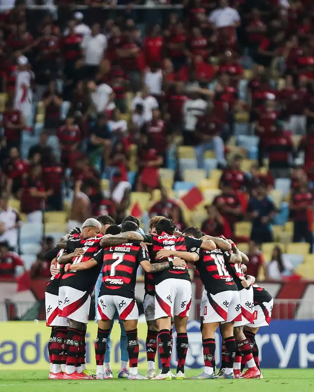 Jogadores do Flamengo reunidos durante partida contra o Tachira, pela Libertadores