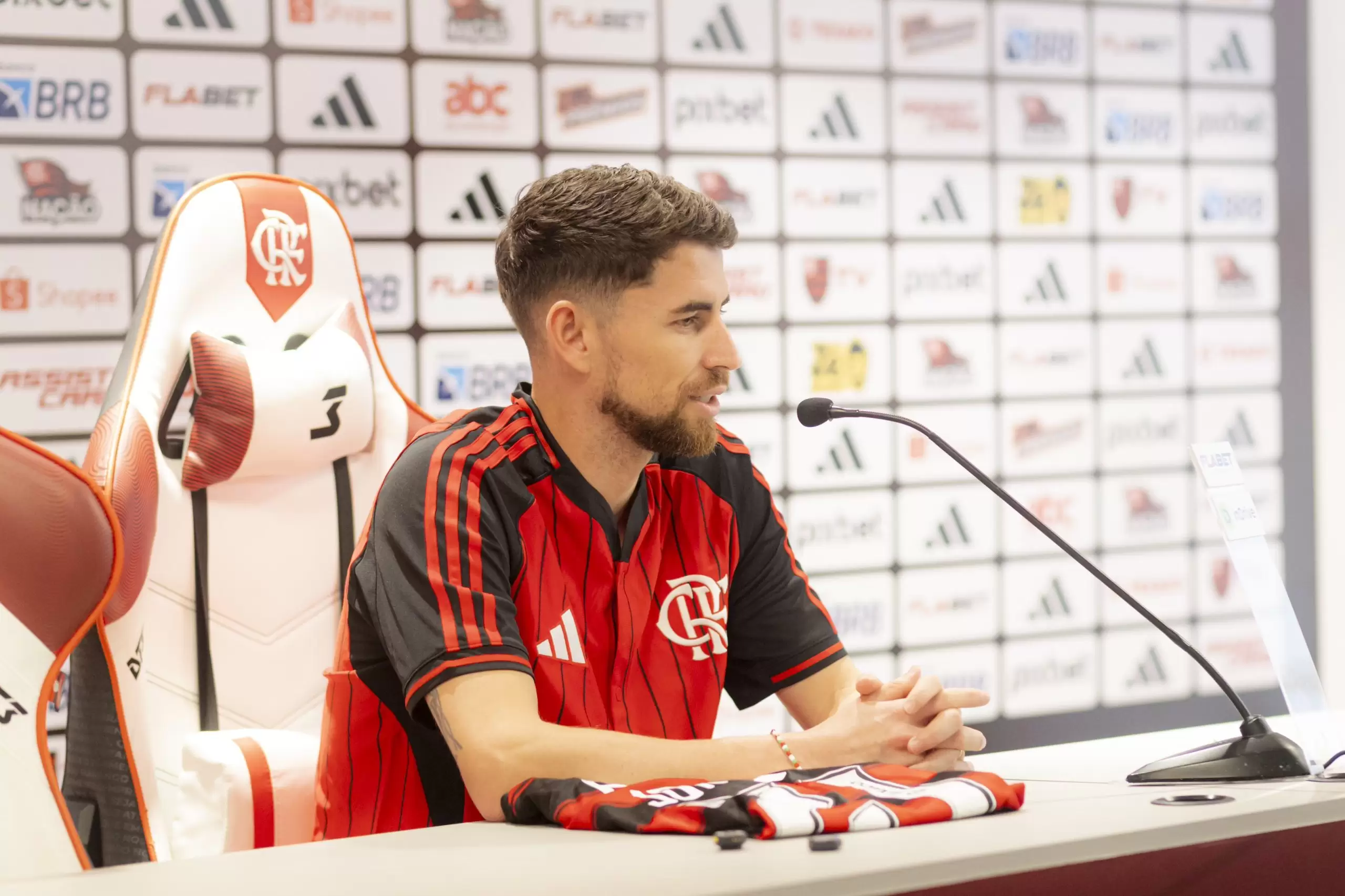 Jorginho é apresentado no Flamengo