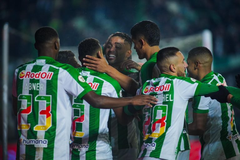 Jogadores do Juventude comemoram gol contra o Inter pela Copa do Brasil