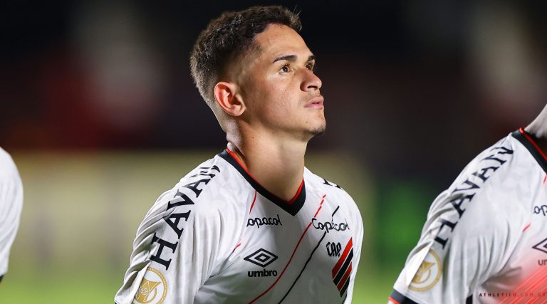 Vasco tem interesse na contratação do lateral-direito Khellven, do Athletico-PR.