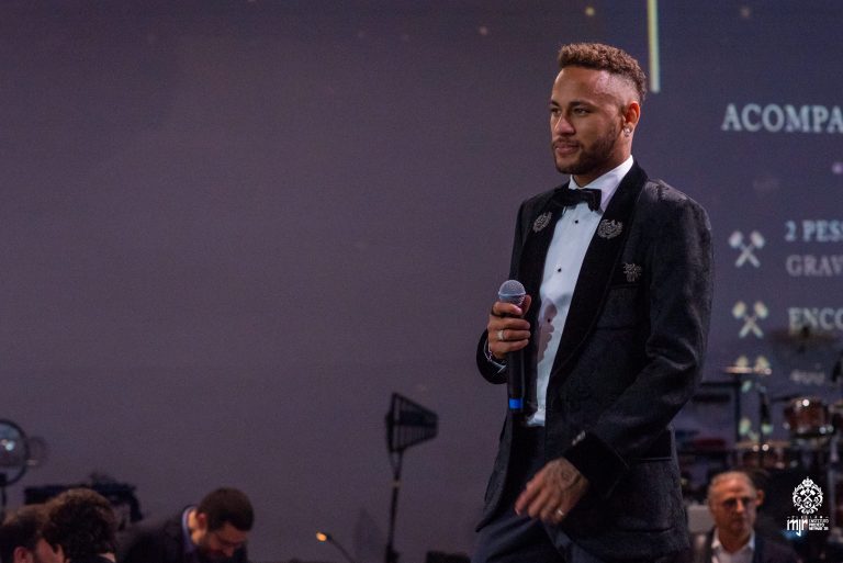 Instituto Neymar Jr promove terceiro leilão, com camisa autografada por Pelé. Foto: Reprodução/Instituto Projeto Neymar Jr