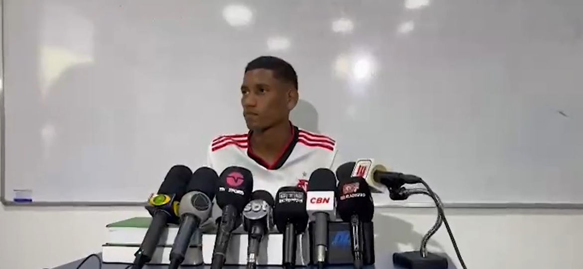 Torcedor Do Flamengo Leandro Campos Desmente Vers O De Braz Sobre Briga Veja Ntegra Da Coletiva