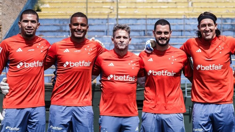 Léo Aragão, Anderson, Robertinho (preparador), João Lacerda (preparador) e Cássio em treino do Cruzeiro na Toca II