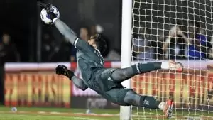 Léo Jardim voltou a ser o herói do Vasco na Copa do Brasil