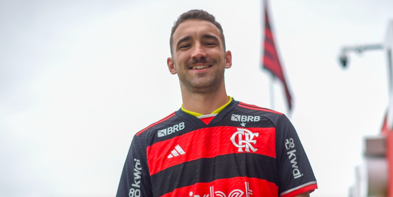 Leo Ortiz posa com a camisa do Flamengo