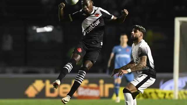 Léo e Yuri Alberto dispuram em Vasco 2 x 0 Corinthians pelo Brasileirão