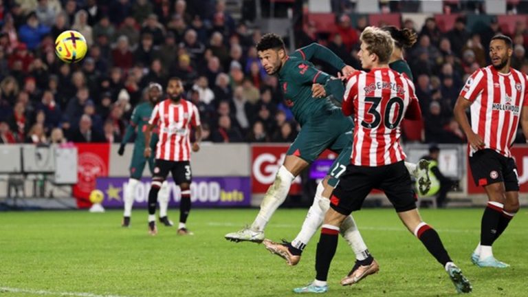 Oxlade-Chamberlain cabeceia para marcar o gol do Liverpool na derrota para o Brentford