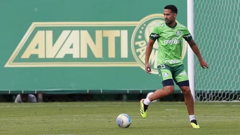 Luan durante treino do Palmeiras na Academia de Futebol