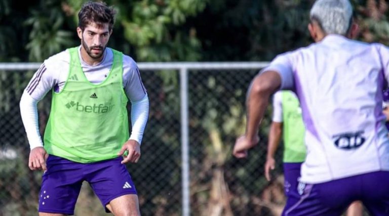 Lucas Silva em treino do Cruzeiro