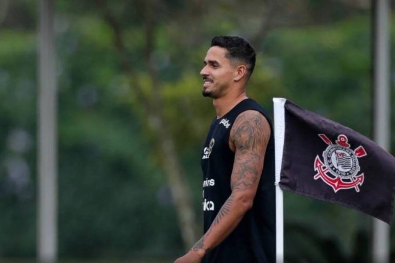 Lucas Veríssimo em treino pelo Corinthians