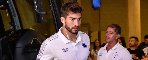 Lucas Silva, do Grêmio, com a camisa do Cruzeiro