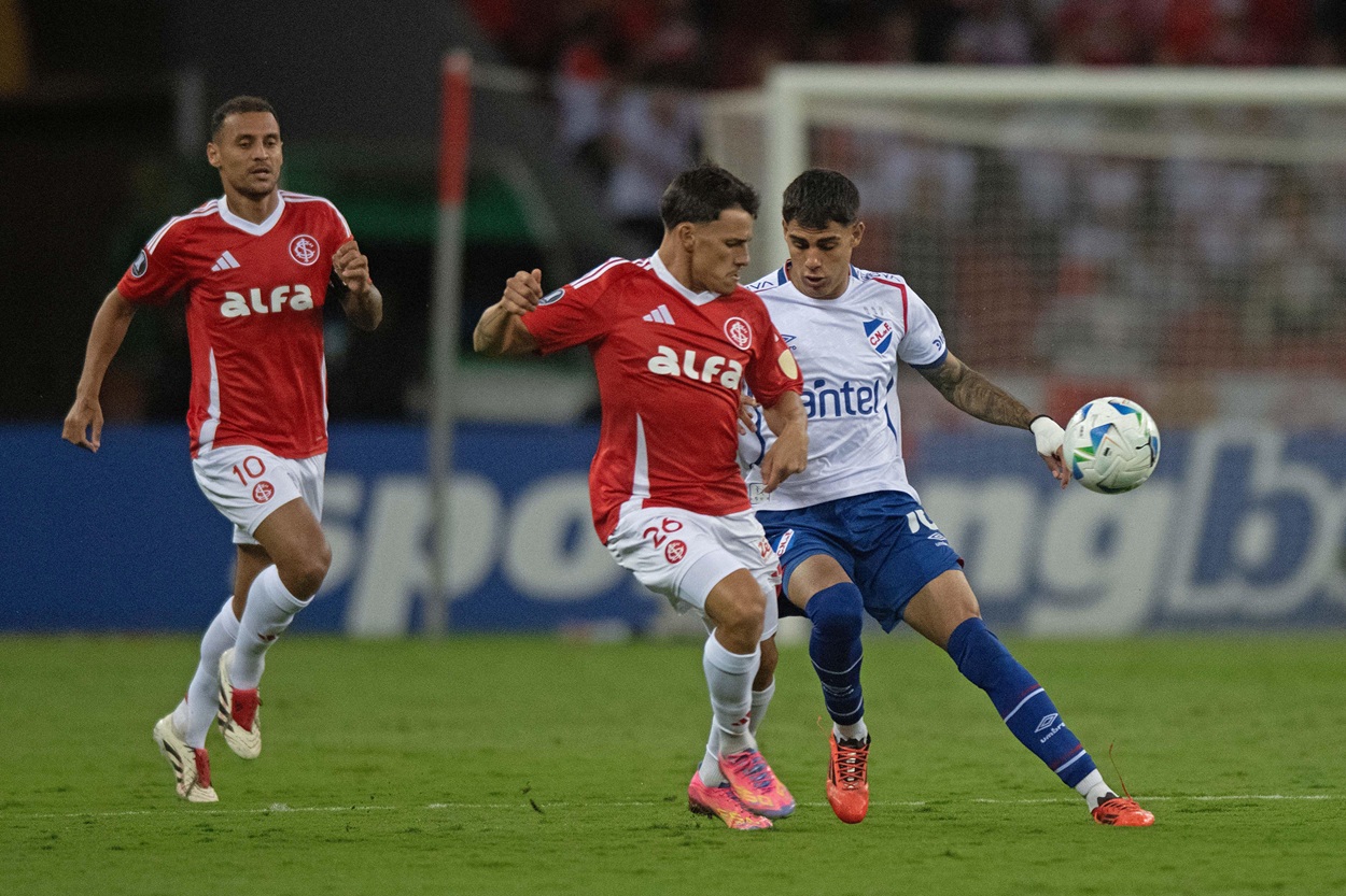 Lucas Villalba em partida contra o Internacional pela Libertadores 2025