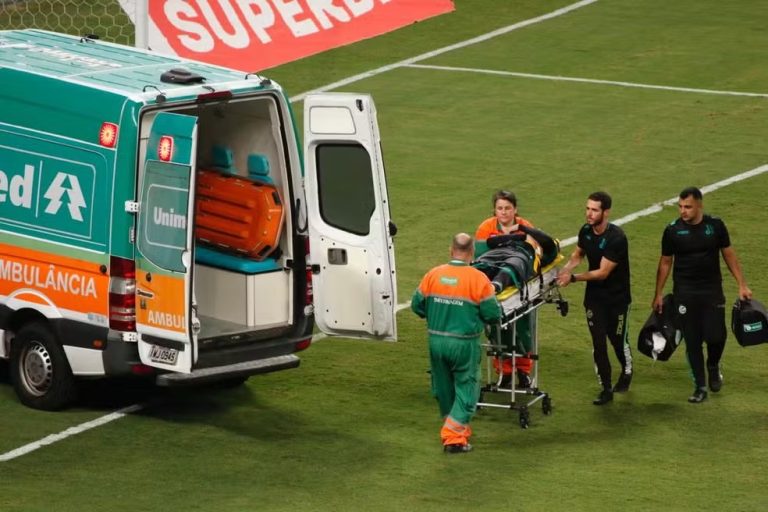 Lucas Wingert deixa o gramado de ambulância em partida contra o Grêmio, pelo Gauchão de 2024.