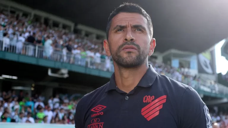 Lucho González, técnico interino do Athletico diante do Coritiba