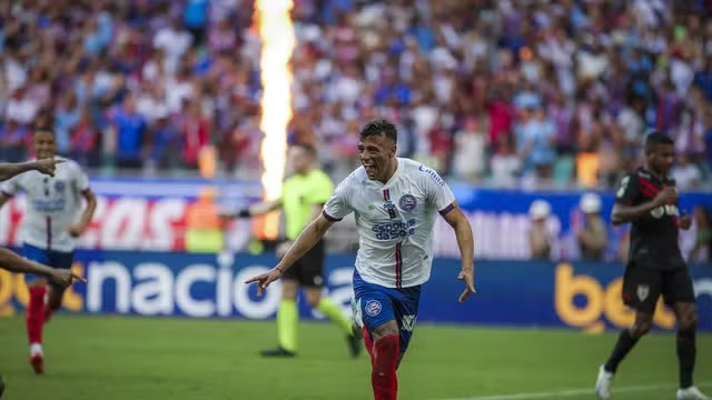 Lucho comemora segundo gol do Bahia na Fonte Nova