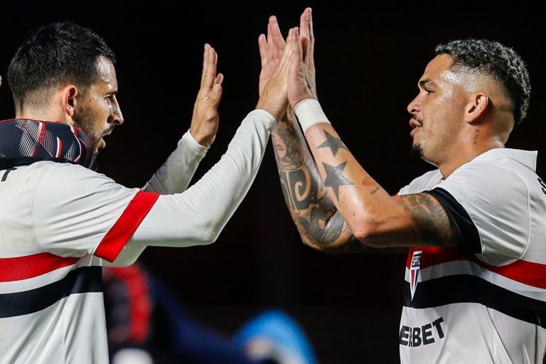 Luciano e Calleri pelo São Paulo em jogo contra o Goiás