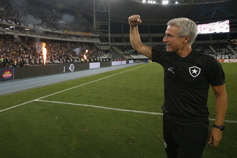 Técnico do Botafogo se emociona após vitória: “Alma feliz”