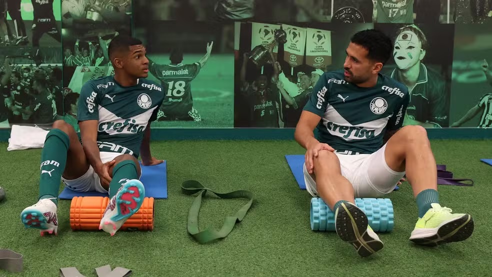 Luis Guilherme e Luan durante aquecimento em jogo do Palmeiras