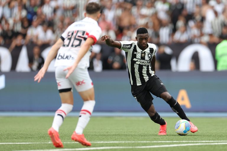 Luis Henrique em ação pelo Botafogo em jogo contra o São Paulo