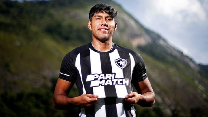 Luis Segovia com a camisa do Botafogo