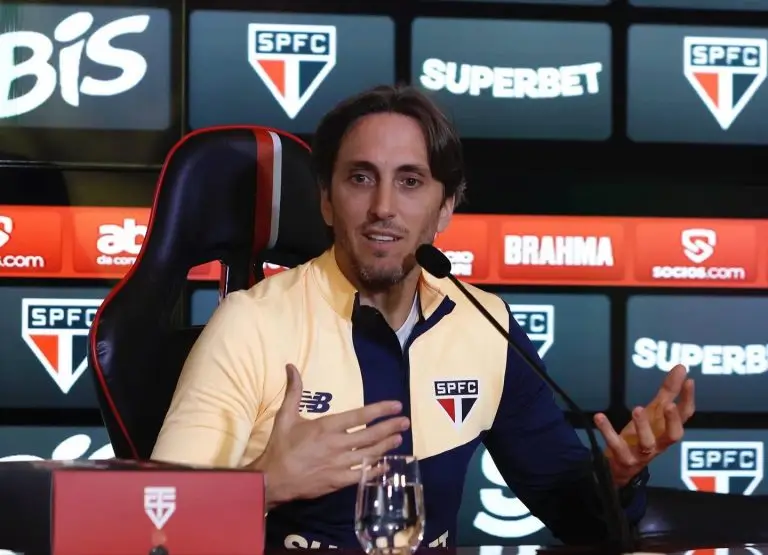 Luis Zubeldía foi apresentado como treinador do São Paulo