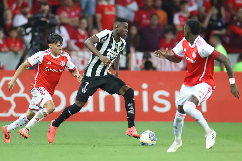 Luiz henrique em ação em Internacional x Botafogo pelo Campeonato Brasileiro no Estadio Beira Rio