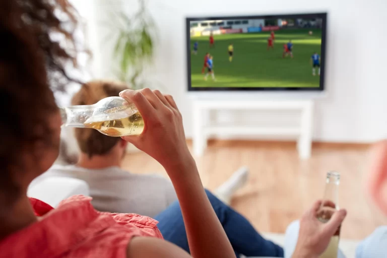 Menina assistindo a um jogo de futebol na televisão. Foto: Lev Dolgachov/Alamy Stock Photo