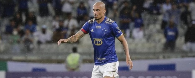 Maicon com a camisa do Cruzeiro