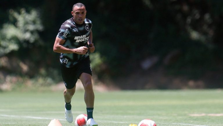 Marçal em treino pelo Botafogo