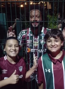 Marcelo com torcedores do Fluminense