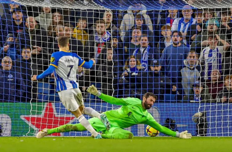 Alisson tem média de 2 gols sofridos por jogo pós-Copa do Mundo