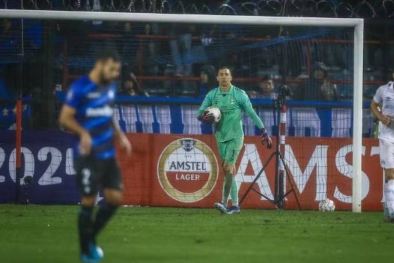 Marchesín em ação pelo Grêmio