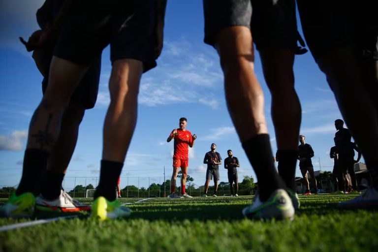 Mariano Soso, técnico do Sport, em treino no CT