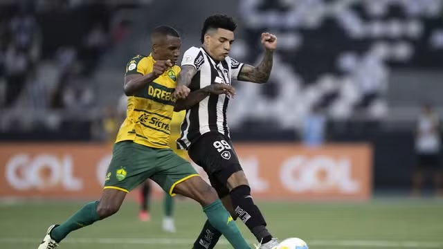 Marllon e Igor Jesus disputam bola em Botafogo x Cuiabá