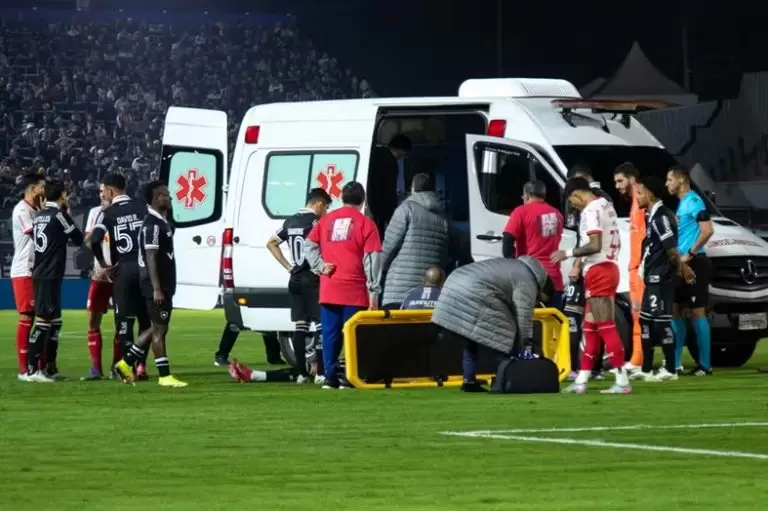 Marlon Freitas desacordado após choque de cabeça em Bragantino x Botafogo, pela Copa do Brasil 2025