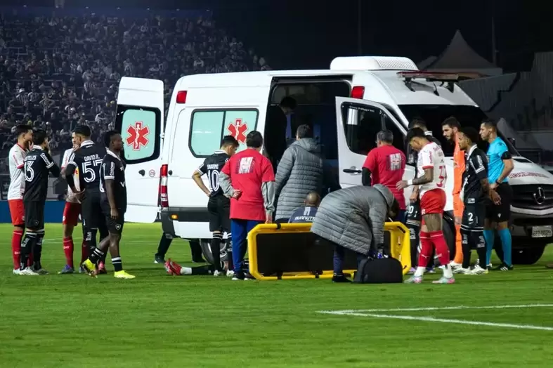 Marlon Freitas desacordado após choque de cabeça em Bragantino x Botafogo, pela Copa do Brasil 2025