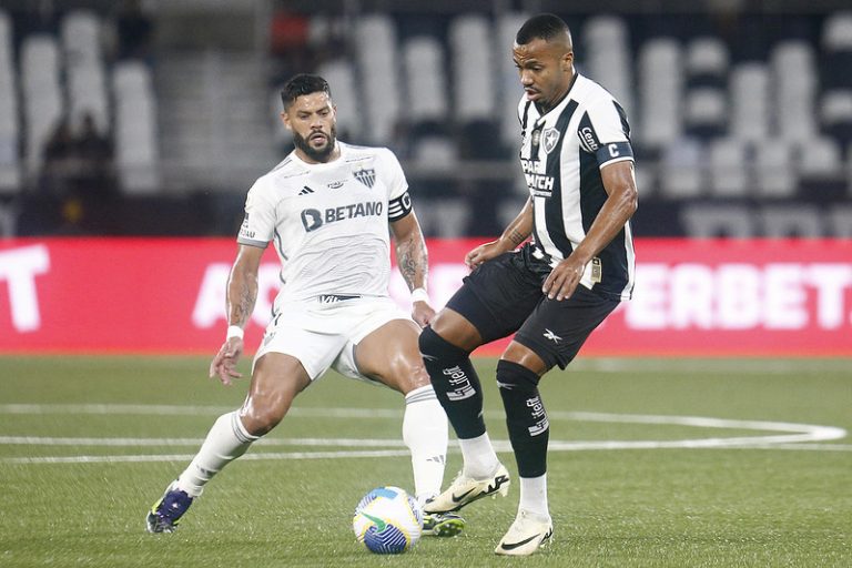 Marlon e Huck em Botafogo 3 x 0 Atlético-MG pelo Campeonato Brasileiro 2024 no Estádio Nilton Santos