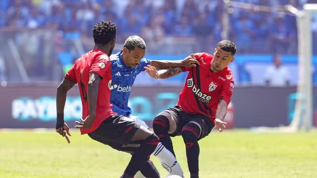 Matheus Pereira é cercado por dois marcadores do Atlético-GO