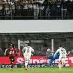 Matheuzinho cobra pênalti para abrir o placar em Santos x Vitória