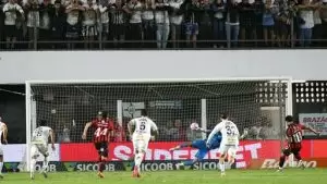 Matheuzinho cobra pênalti para abrir o placar em Santos x Vitória