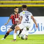 Matheuzinho em jogo do Vitória contra o Universidad de Quito