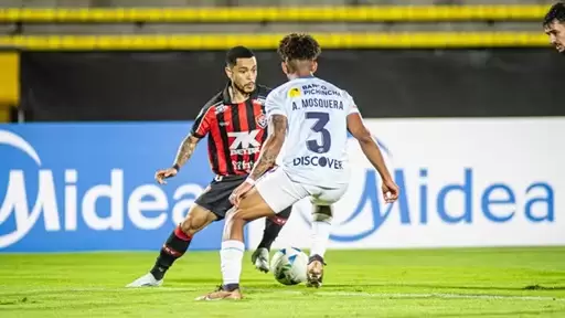 Matheuzinho em jogo do Vitória contra o Universidad de Quito