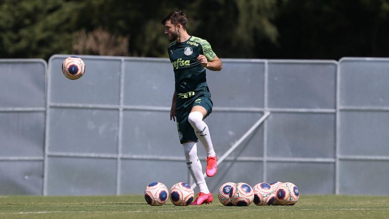 O jogador Matías Viña, da SE Palmeiras, durante treinamento, na Academia de Futebol.