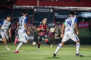 Maykon Jesus em ação contra o Confiança no Barradão