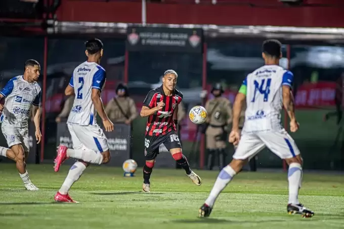 Maykon Jesus em ação contra o Confiança no Barradão