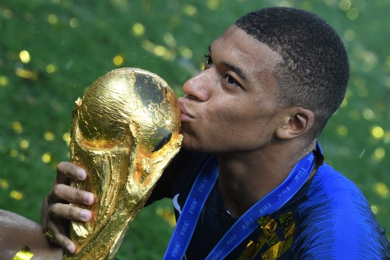 Mbappé com a taça da Copa do Mundo