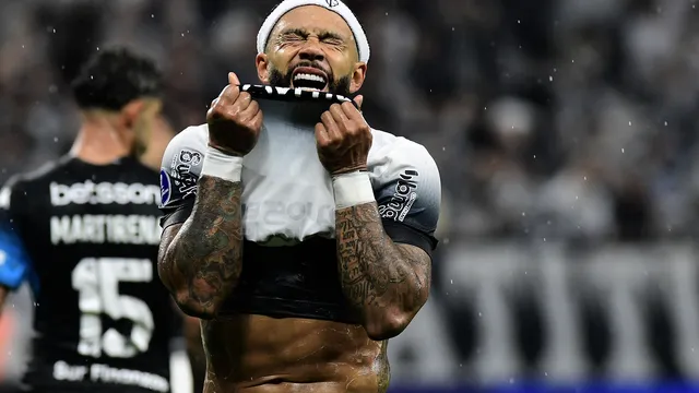 Memphis Depay, do Corinthians, contra o Racing