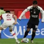 Memphis Depay durante disputa de bola em Huracán x Corinthians pela Sul Americana