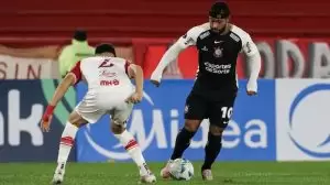 Memphis Depay durante disputa de bola em Huracán x Corinthians pela Sul Americana