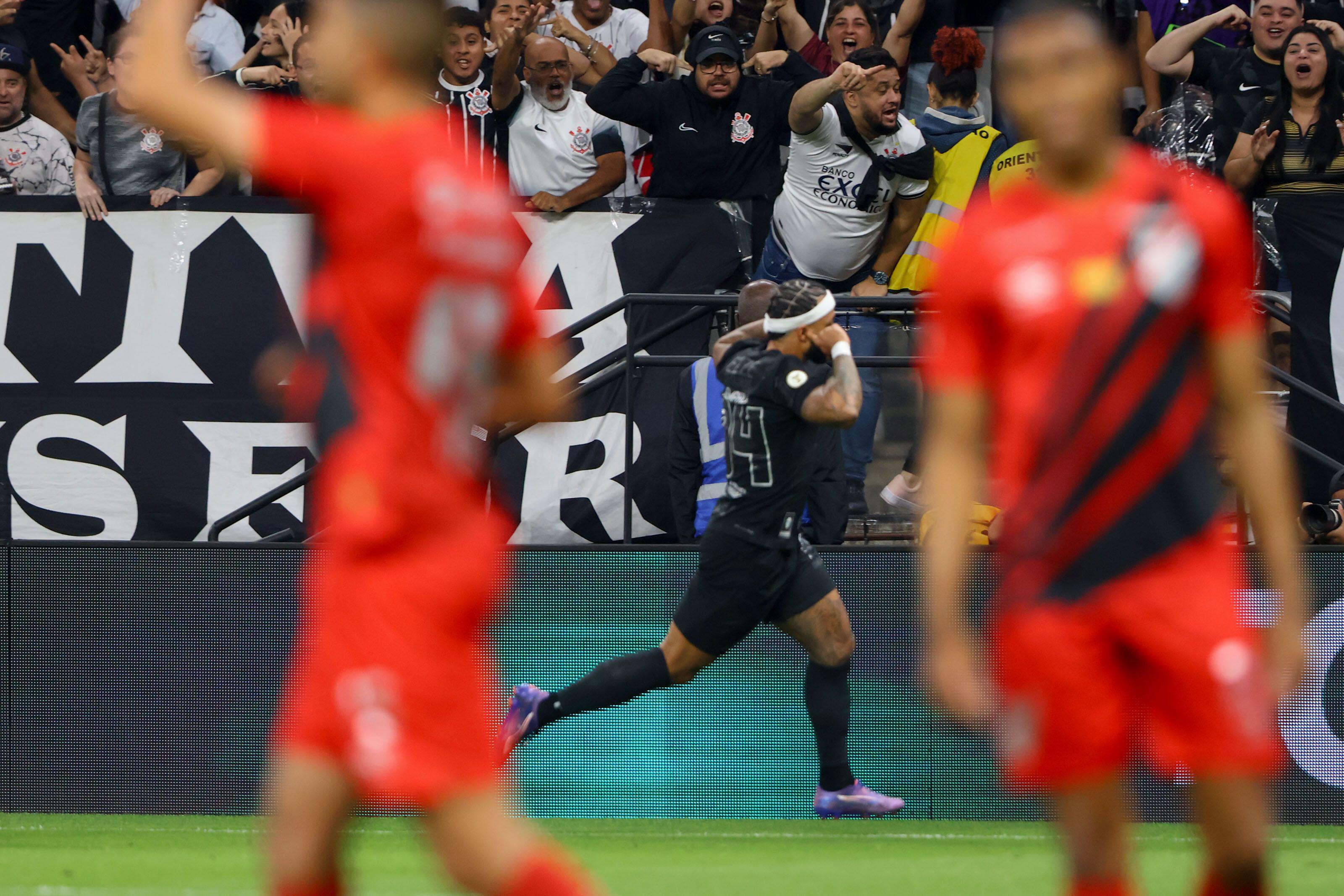 Corinthians goleia Athletico em jogo que teve o primeiro gol de Memphis Depay